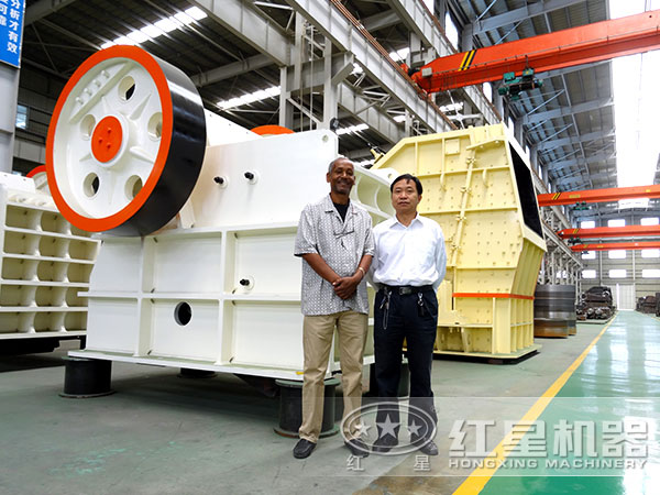 外商來(lái)破碎機(jī)廠(chǎng)家參觀 外商來(lái)破碎機(jī)廠(chǎng)家參觀