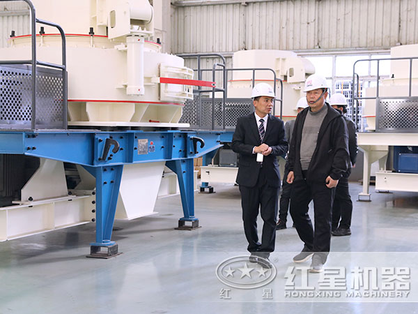 用戶參觀制砂機(jī)生產(chǎn)車間 用戶參觀制砂機(jī)生產(chǎn)車間