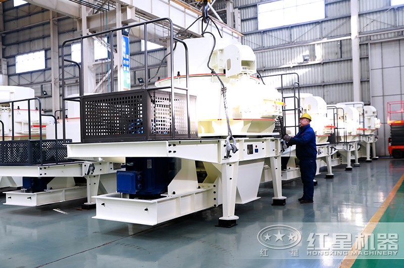 師傅正在準(zhǔn)備起吊制砂機設(shè)備 師傅正在準(zhǔn)備起吊制砂機設(shè)備