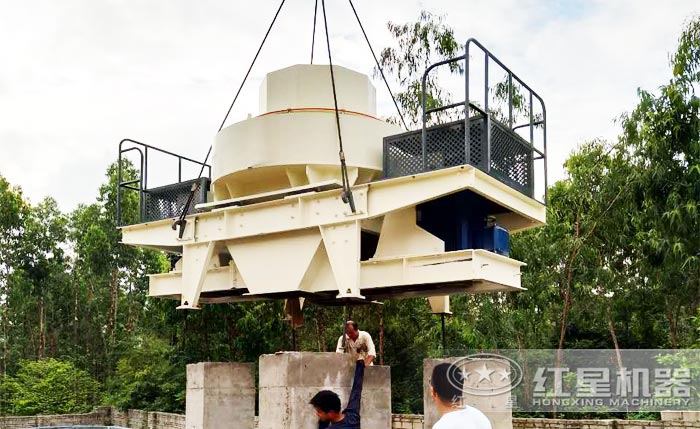 河卵石制砂機(jī)安裝現(xiàn)場 河卵石制砂機(jī)安裝現(xiàn)場