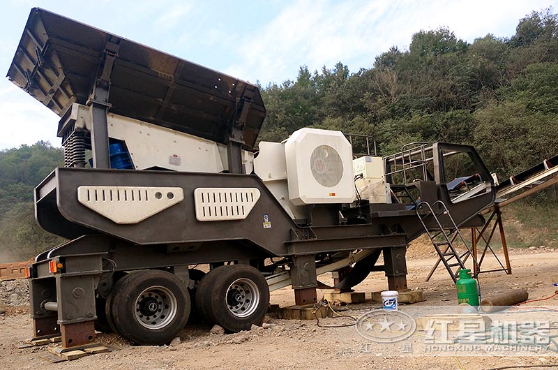 移動顎式破碎機工作現場