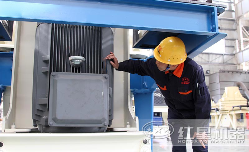 車間師傅在進行設(shè)備的日常檢查維護工作中 車間師傅在進行設(shè)備的日常檢查維護工作中