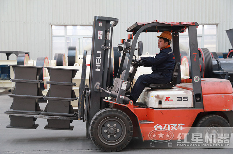 廠區(qū)師傅進行搬運作業(yè)中 廠區(qū)師傅進行搬運作業(yè)中