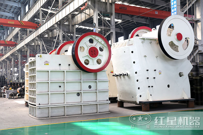 大小不一的顎破機設(shè)備 大小不一的顎破機設(shè)備