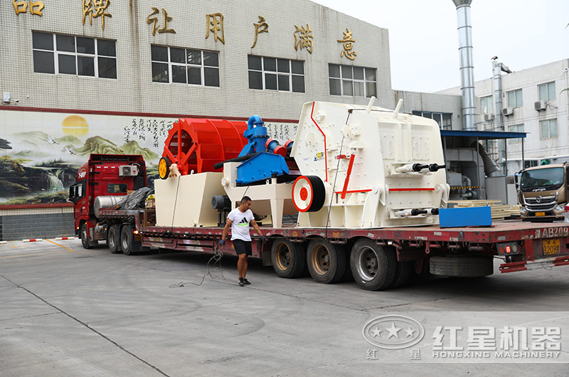 反擊式破碎機(jī)捆綁發(fā)貨現(xiàn)場 反擊式破碎機(jī)捆綁發(fā)貨現(xiàn)場