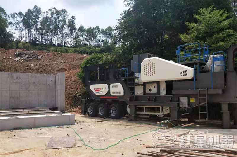 輪胎移動式粉碎機現(xiàn)場實拍 輪胎移動式粉碎機現(xiàn)場實拍