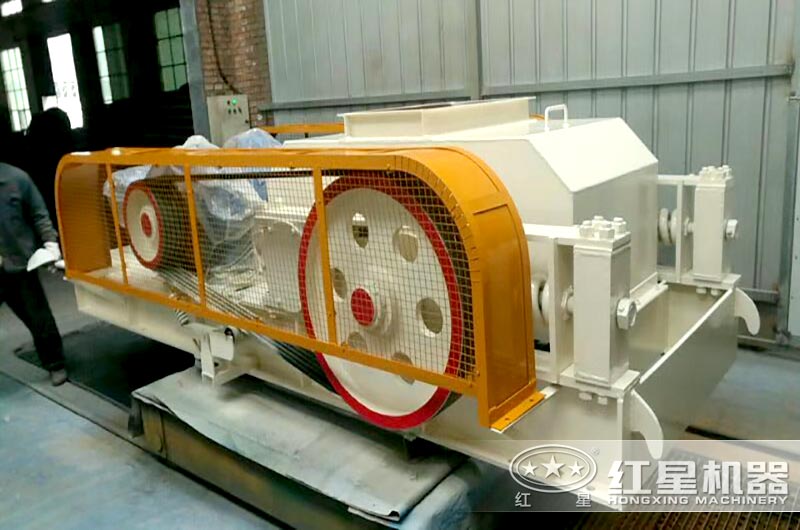 小型全液壓對輥制砂機設(shè)備實拍 小型全液壓對輥制砂機設(shè)備實拍