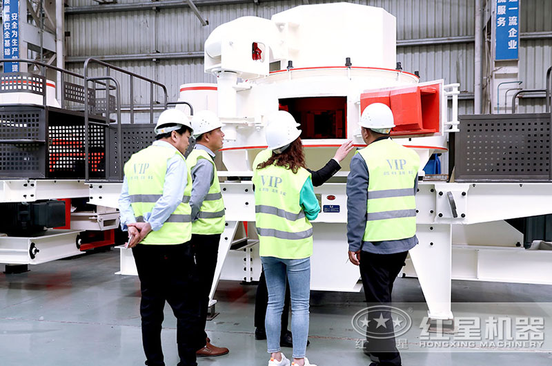 用戶(hù)到廠參觀，近距離考察制沙機(jī)設(shè)備