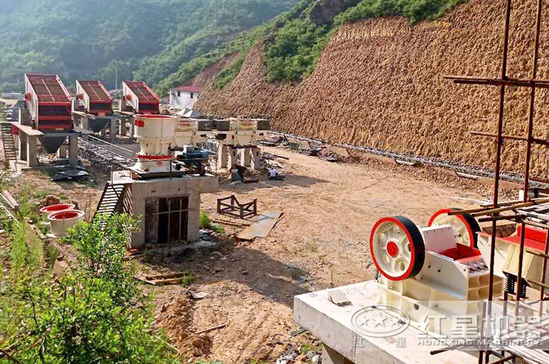 沙廠生產(chǎn)線安裝安裝中，石料粉碎設(shè)備有鄂破、圓錐破和制砂機(jī)