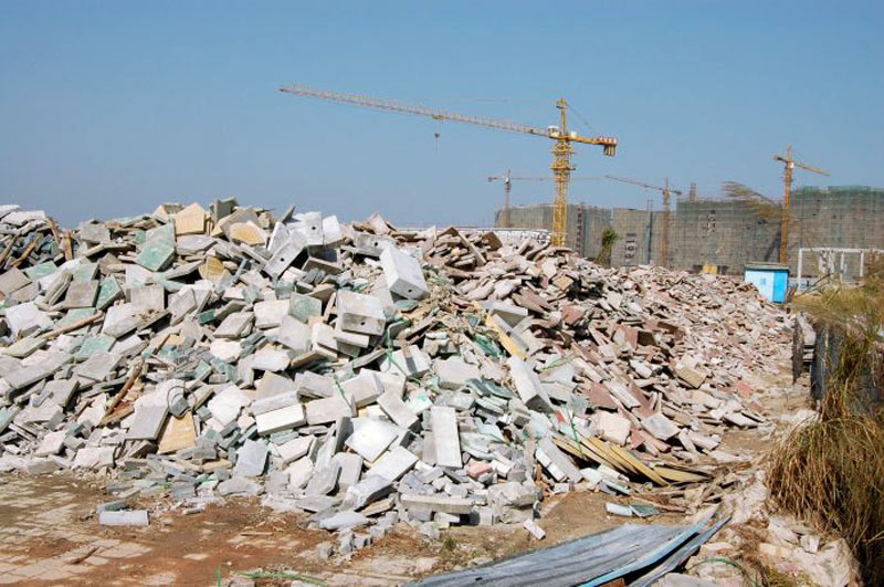 拆遷房子的廢料不要亂扔！試試用移動(dòng)破碎機(jī)資源再利用