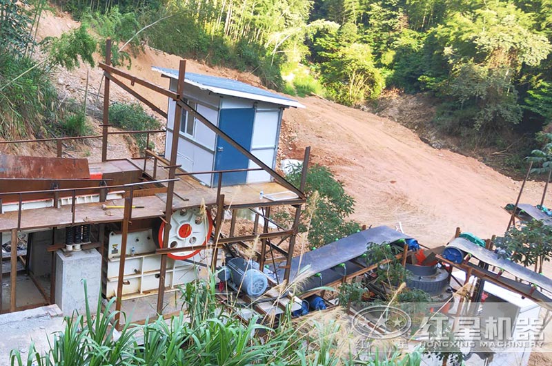 紅星912鄂式破碎機生產(chǎn)現(xiàn)場，搭配圓錐破可以處理硬巖