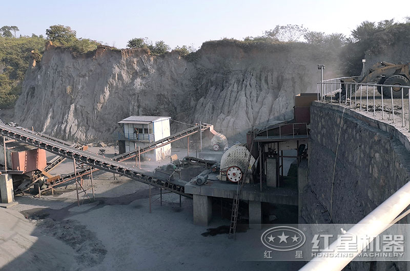 1214重錘破生產(chǎn)現(xiàn)場，破碎煤矸石