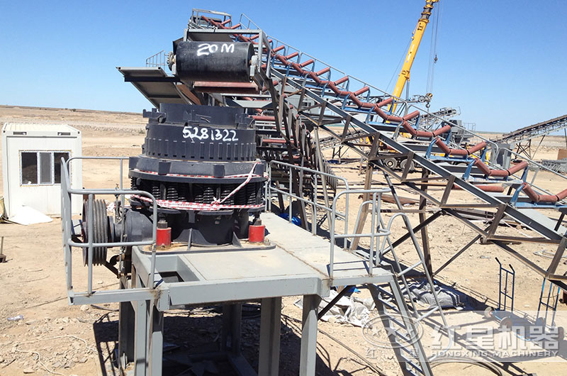 花崗巖破碎生產(chǎn)線一角，圓錐破碎機(jī)