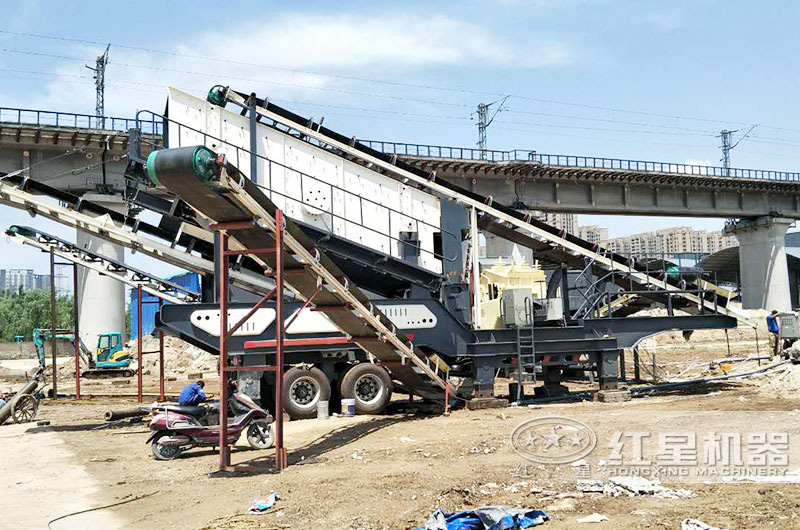 輪胎式破碎機(jī)作業(yè) 輪胎式破碎機(jī)作業(yè)