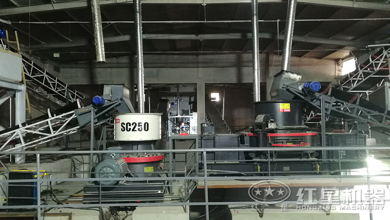 鵝卵石制成沙子用對(duì)輥制沙機(jī)還是沖擊制砂機(jī)，哪個(gè)好用