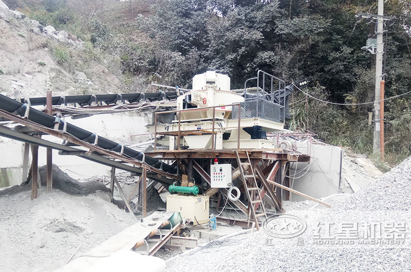 風化巖制砂現(xiàn)場 風化巖制砂現(xiàn)場