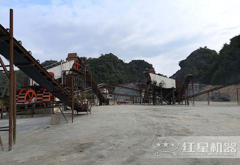 方案三配置現(xiàn)場(chǎng)：破碎機(jī)+制砂機(jī)+洗砂機(jī)，費(fèi)用80萬(wàn)以上