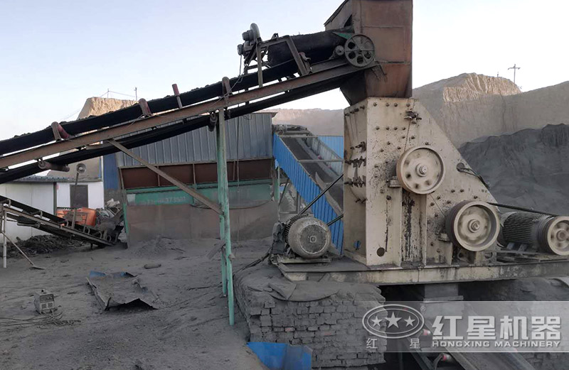 雙擊無(wú)篩底粉碎機(jī)處理煤矸石作業(yè)現(xiàn)場(chǎng) 雙擊無(wú)篩底粉碎機(jī)處理煤矸石作業(yè)現(xiàn)場(chǎng)