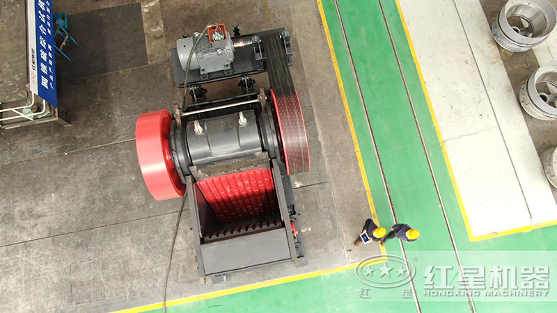 顎式破碎機(jī)進(jìn)料口大且深，車(chē)間實(shí)拍