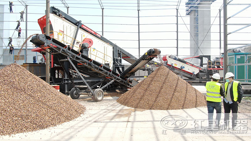 石塊破碎設(shè)備配置的移動(dòng)生產(chǎn)線(xiàn)現(xiàn)場(chǎng) 石塊破碎設(shè)備配置的移動(dòng)生產(chǎn)線(xiàn)現(xiàn)場(chǎng)